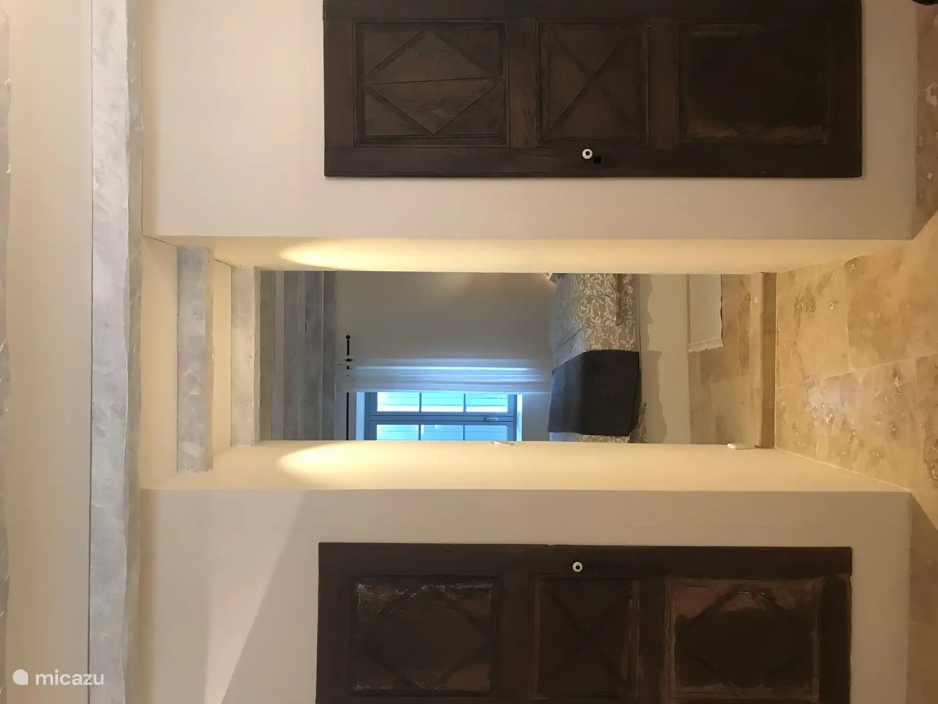 vue de la salle de bain à la chambre