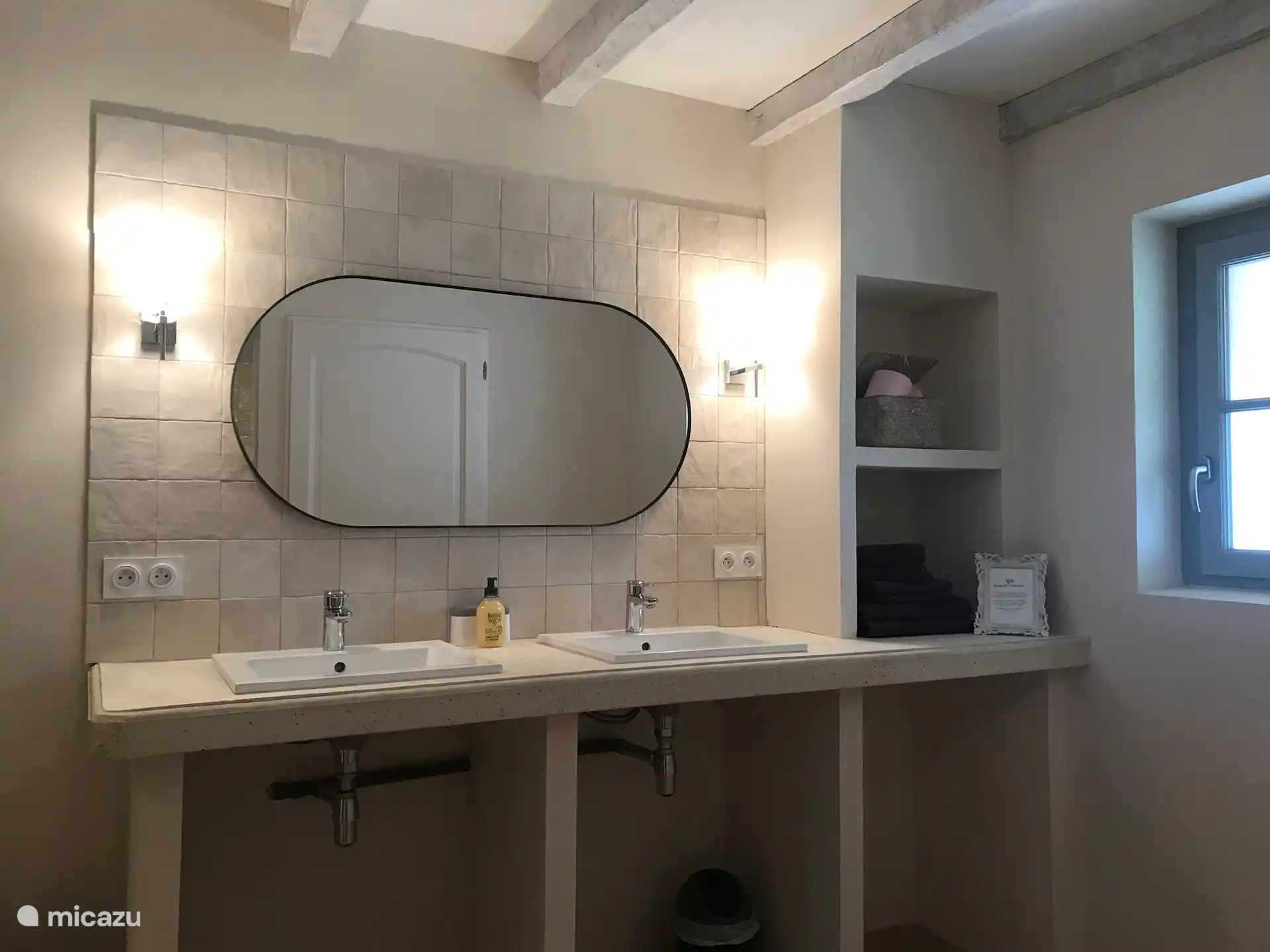 salle d'eau avec douche à l'italienne et WC