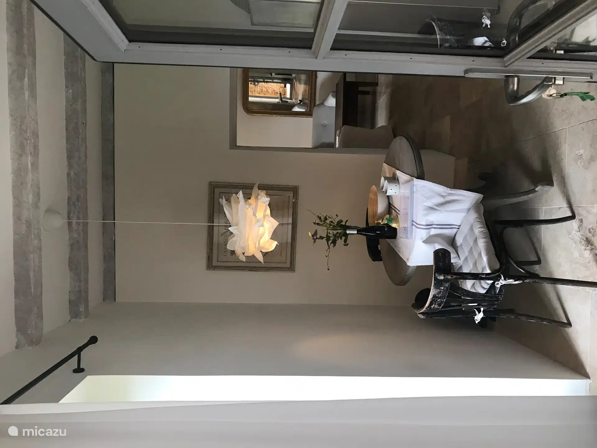 Dans la cuisine se trouve la salle à manger et l’accès à une seconde terrasse