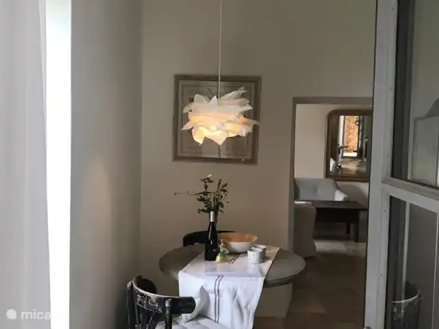 Domaine Cadignac gîte Joie de Vivre | France, Gard, Tresques  - gîte / cottage Dans la cuisine spacieuse il y a une salle à manger et accès à une deuxième terrasse