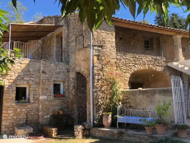 Domaine Cadignac gîte Joie de Vivre | France, Gard, Tresques  - gîte / cottage le gîte Joie de Vivre est situé au premier étage de l'ancienne ferme viticole