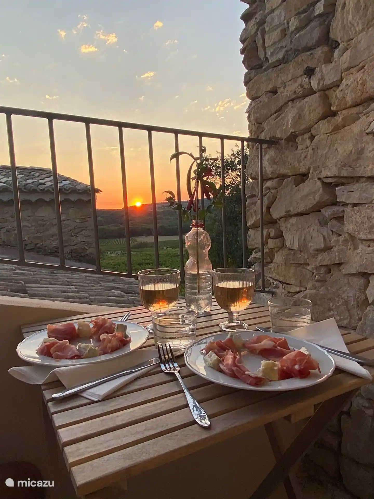 coucher de soleil romantique depuis la terrasse du Joie de vivre