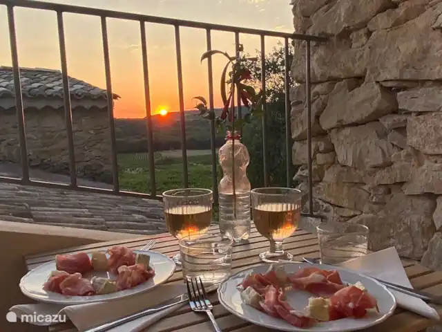 Domaine Cadignac gîte Joie de Vivre | France, Gard, Tresques  - gîte / cottage coucher de soleil romantique depuis la terrasse du Joie de vivre