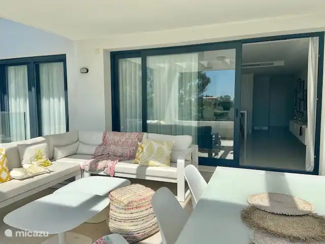 Die sonnige, nach Süden ausgerichtete Terrasse