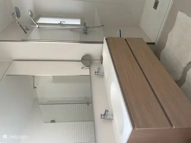 2 Badezimmer mit WC und Dusche