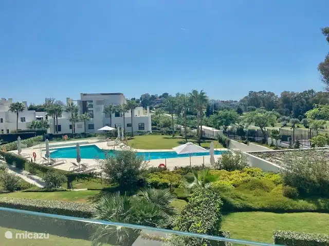 Blick auf den Garten und den Pool