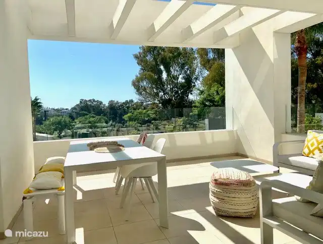 Terrasse mit Esstisch und Lounge