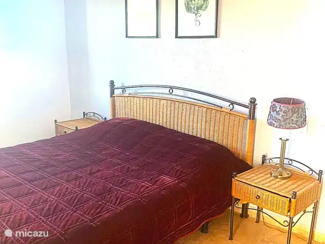 Casa Maya | Espagne, Costa Blanca, Pedreguer - villa Chambre principale avec un lit fantastique, des tables de chevet et une armoire.