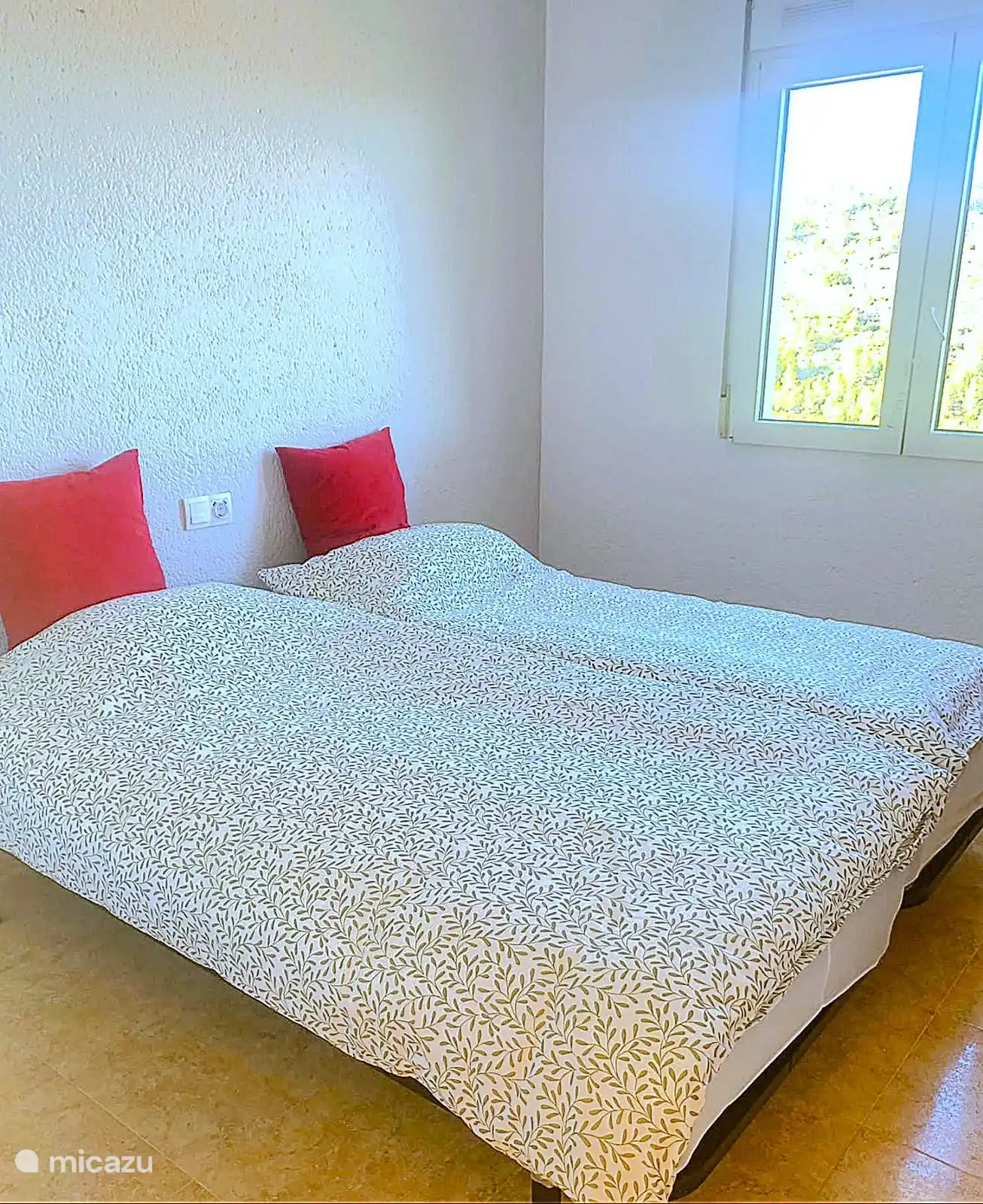 El segundo dormitorio tiene una configuración king size o 2 camas individuales, 2 mesitas de noche y un amplio armario empotrado. También esta habitación está equipada con aire acondicionado y paneles infrarrojos.
