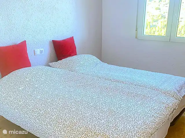 Casa Maya | Espagne, Costa Blanca, Pedreguer - villa La deuxième chambre avec configuration king-size ou 2 lits simples, 2 tables de chevet et une grande armoire intégrée. Cette chambre est également équipée de la climatisation et de panneaux infrarouges.
