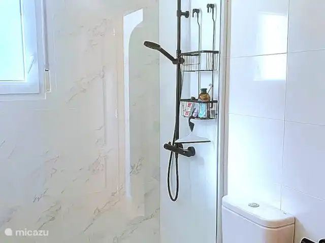 Casa Maya | Espagne, Costa Blanca, Pedreguer - villa La salle de bain au rez-de-chaussée est toute neuve et dispose d'un mobilier de salle de bain fonctionnel et d'une belle douche à l'italienne avec Rainshower.