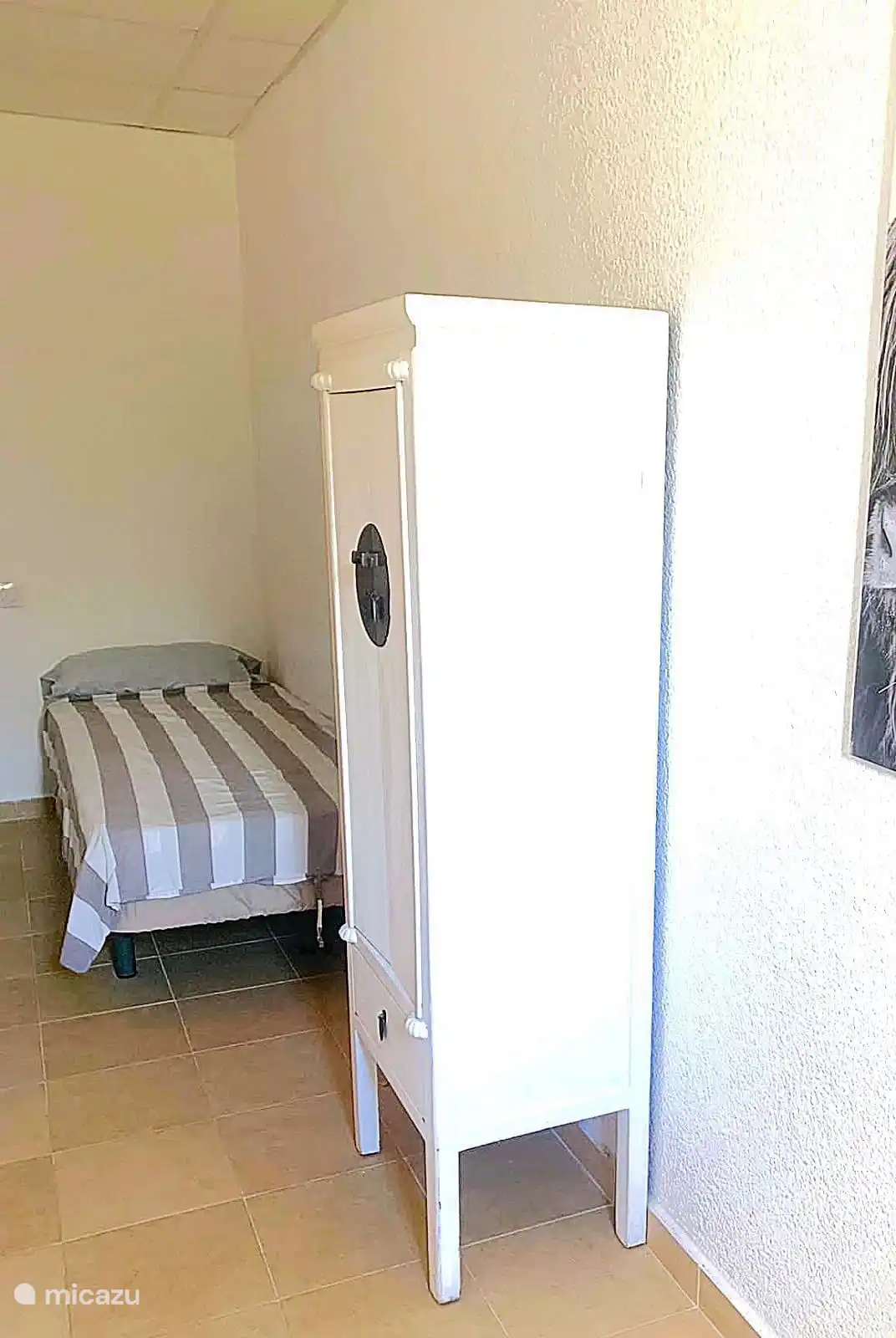 El tercer dormitorio es pequeño, pero agradable. Dispone de armario, ventilador y calefacción eléctrica.
