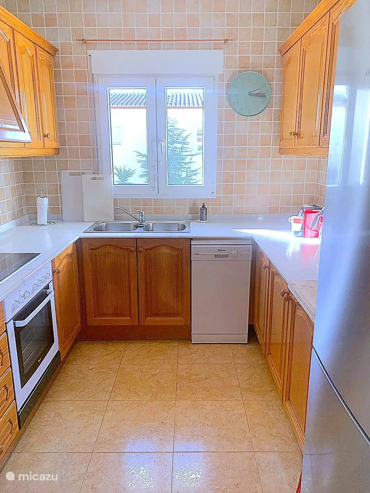 También hay muchos otros utensilios de cocina y vajilla.
