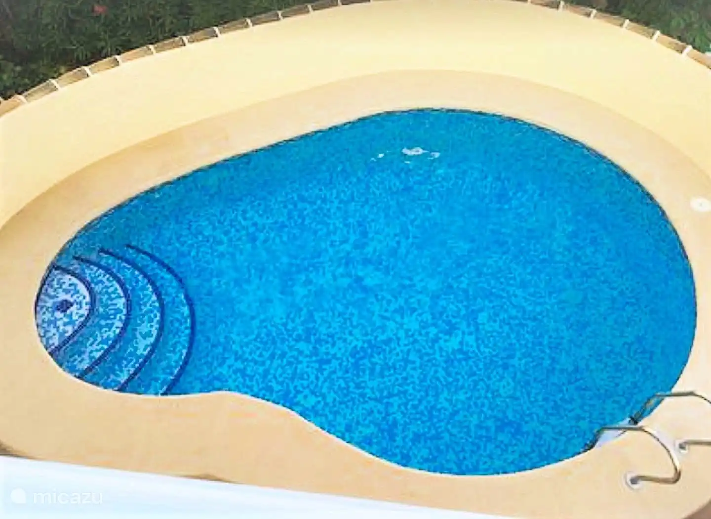 Piscina con agua azul
