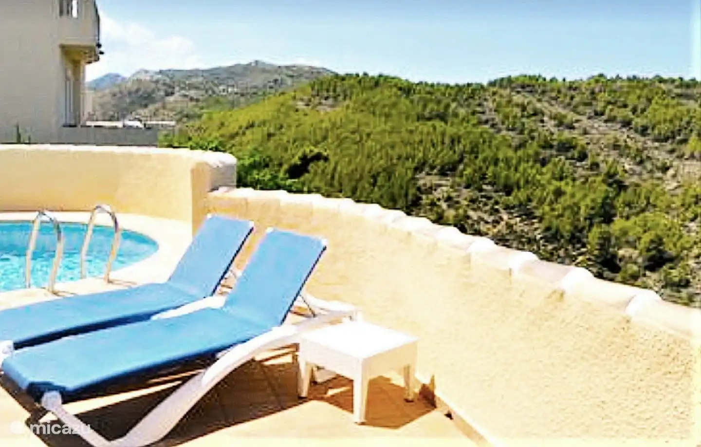 Piscina con tumbonas
