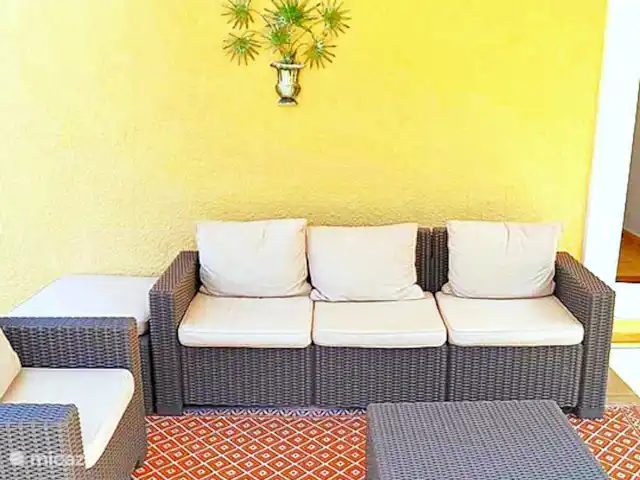 Casa Maya | Espagne, Costa Blanca, Pedreguer - villa Près de la piscine se trouve un salon confortable. Le parasol peut fournir de l'ombre si nécessaire.