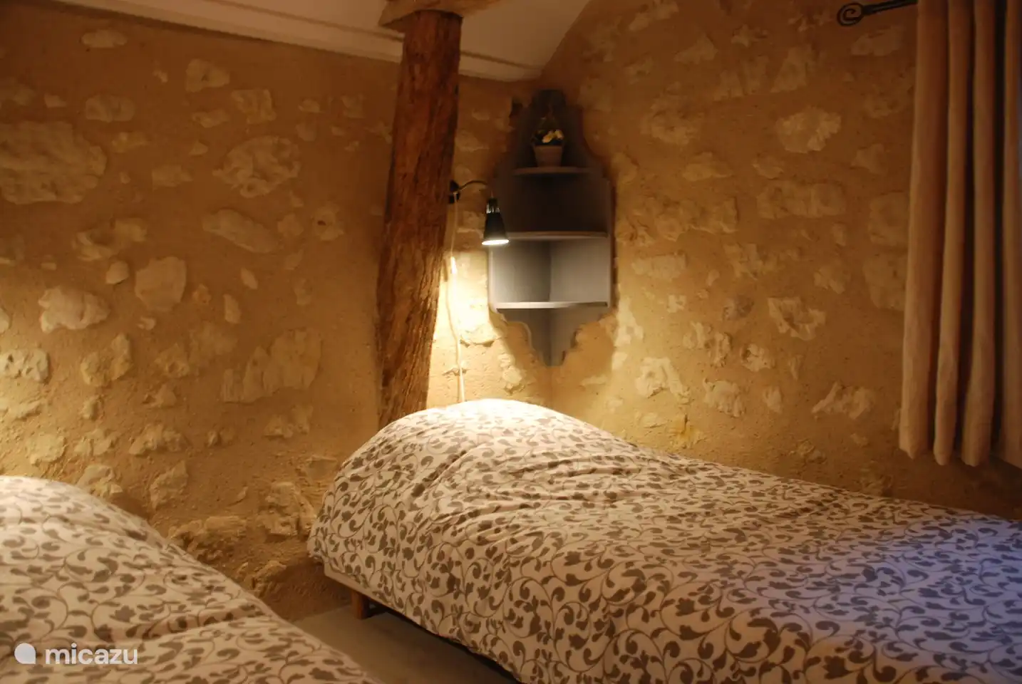 bedroom with two single beds