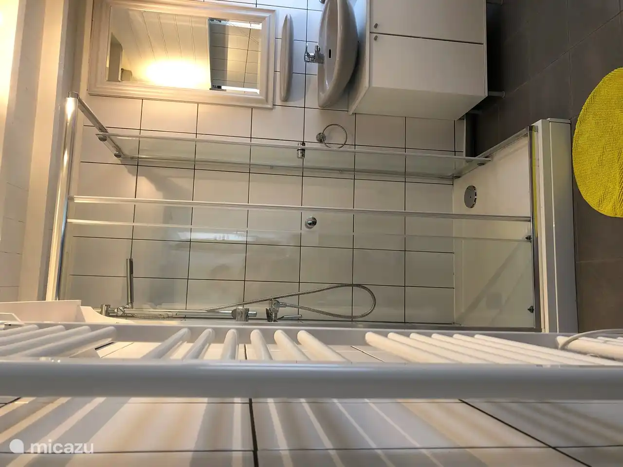 Badezimmer mit Dusche, Waschbecken und Toilette