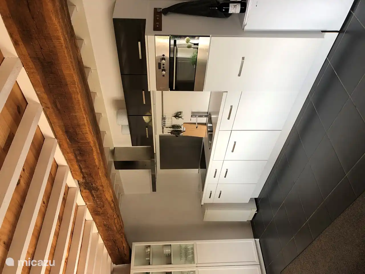 Küche mit Essbereich, Kombi-Mikrowelle, Geschirrspüler und Waschmaschine.