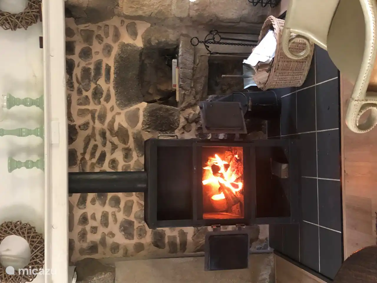 Authentischer Kamin im Wohnzimmer