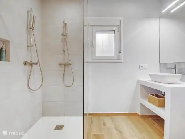 Villa Aloha Amor | Espagne, Costa Blanca, Moraira - villa Salle de bain avec douche double, WC et lavabo.