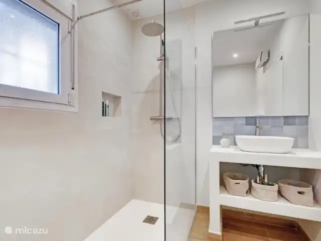 Villa Aloha Amor | Espagne, Costa Blanca, Moraira - villa Salle de bain avec douche à effet pluie, toilettes et lavabo