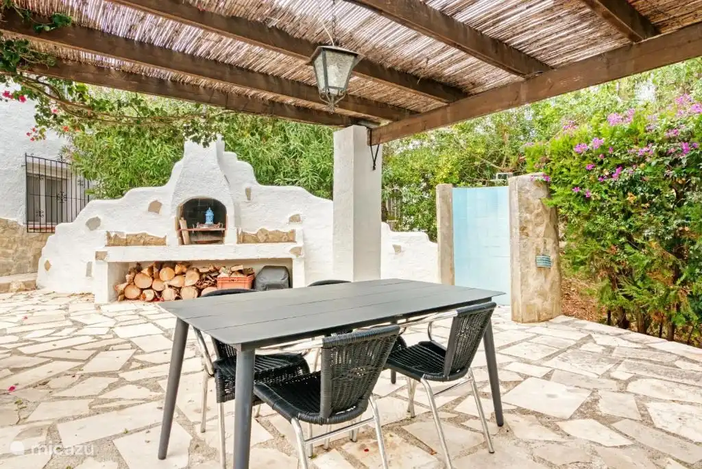 Grillplatz am Vordach und Schwimmbad