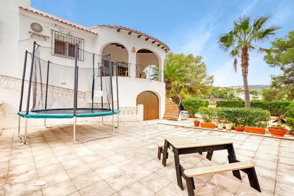 Trampolin. Es gibt jetzt auch eine Tischtennisplatte und eine Dartscheibe