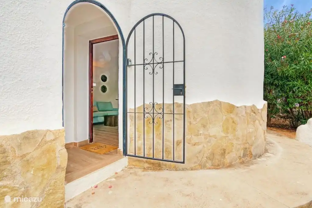 Eingang Gästehaus neben dem Schwimmbad