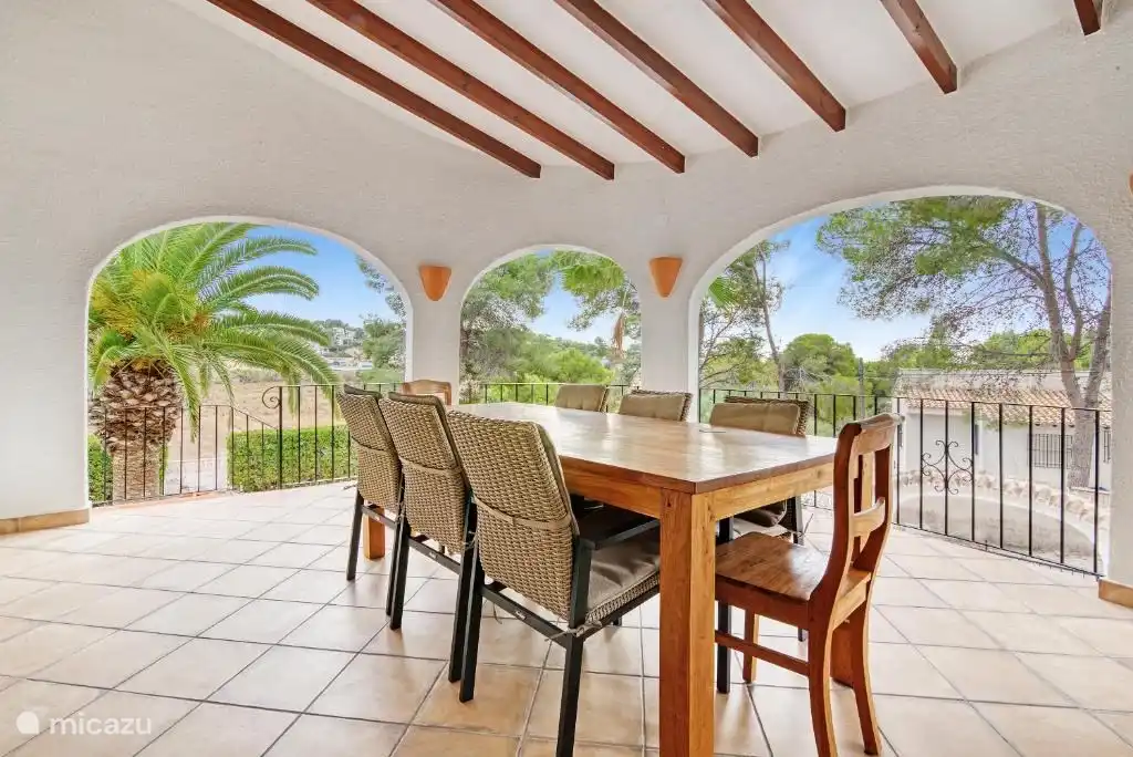 Die Naya, ein großer überdachter Sitzbereich im Freien, wo es immer bequem ist.