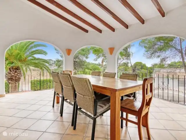 Villa Aloha Amor | Espagne, Costa Blanca, Moraira - villa Le naya, grand coin salon extérieur couvert où il est toujours confortable.