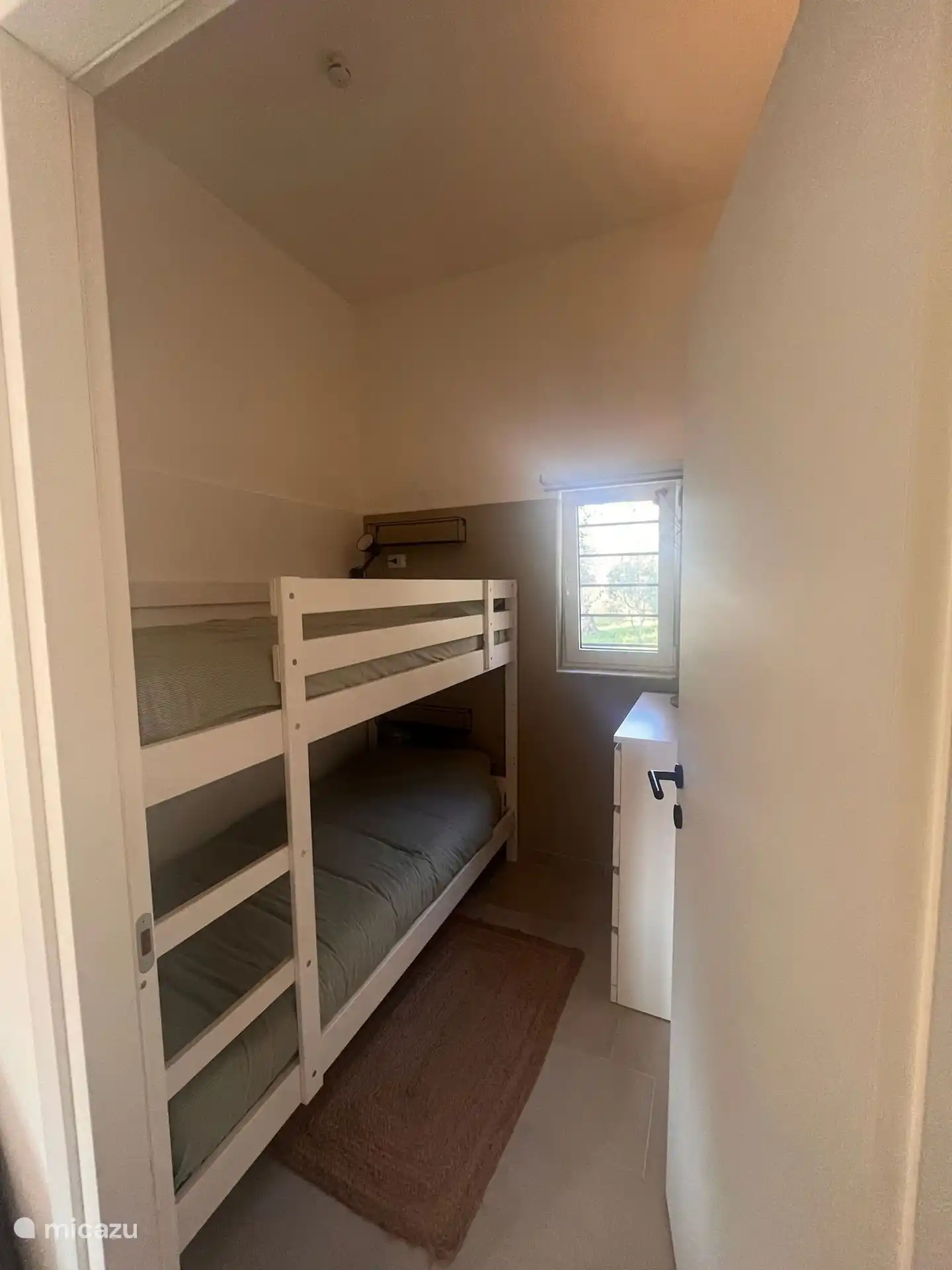 Zweites Schlafzimmer mit Etagenbett und Kommode