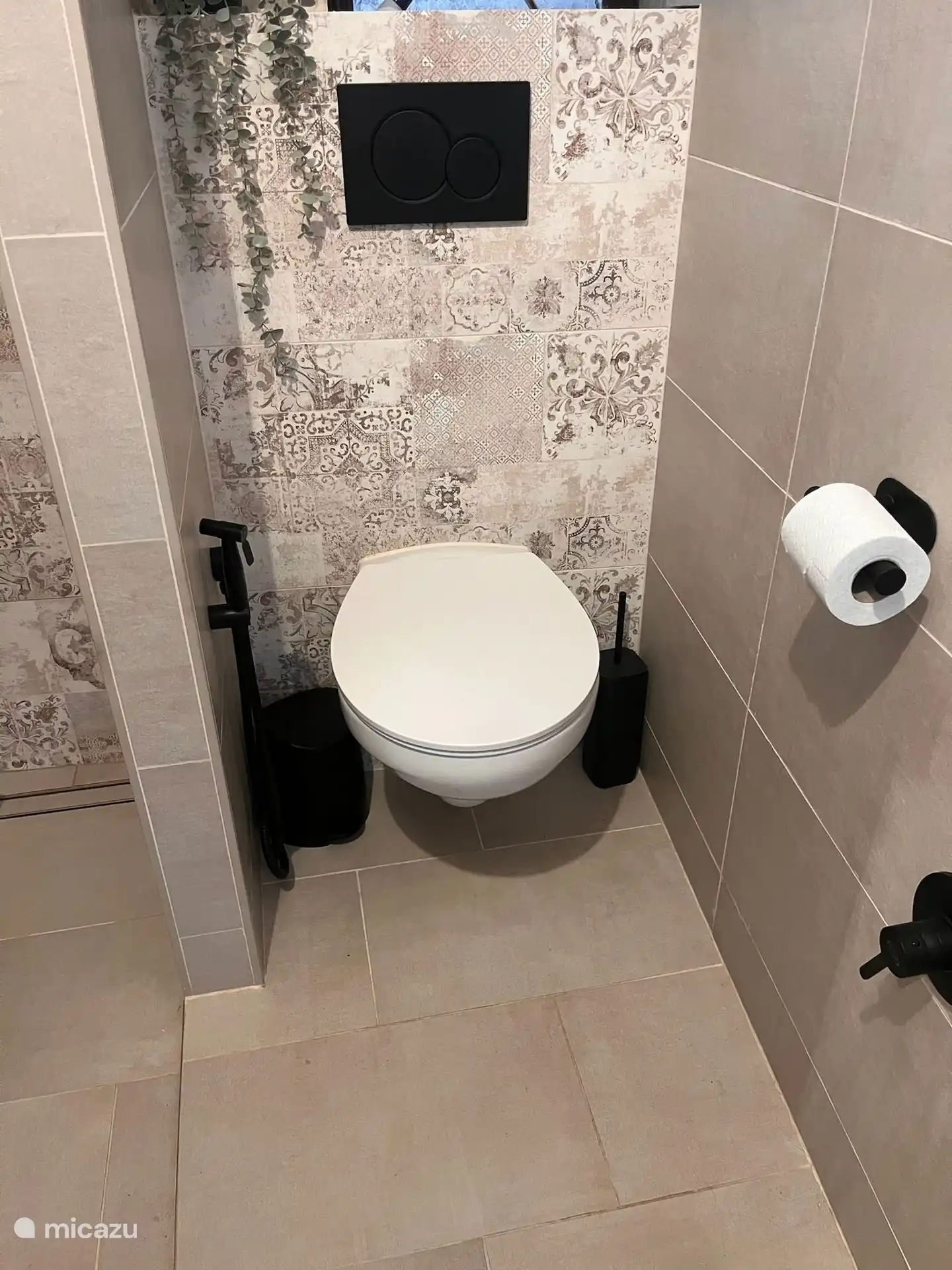 WC mit Bidet-Armatur