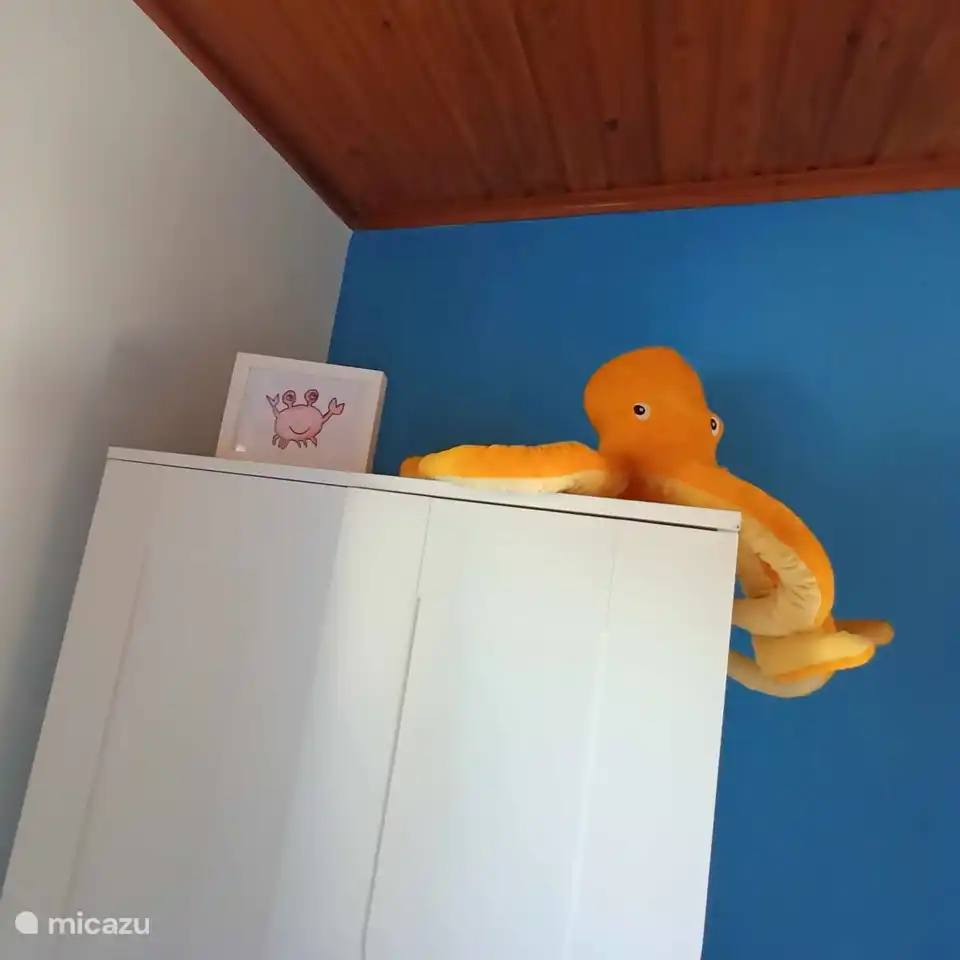 kinderen voorop in de zeedierenkamer