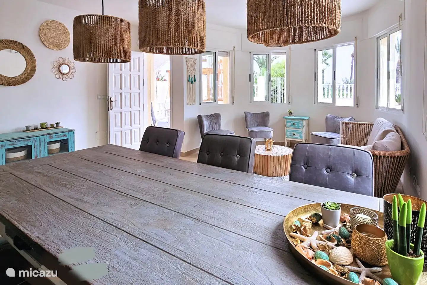 schöner großer Esstisch