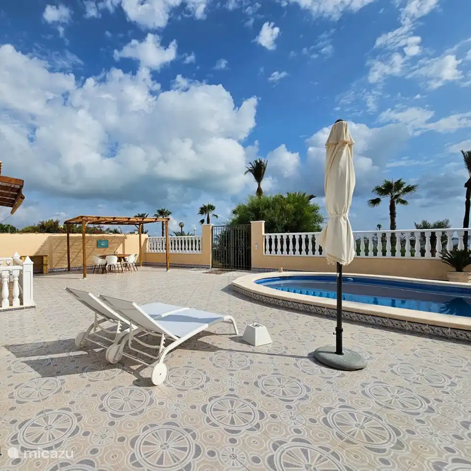 Schöne große Sonnenterrasse mit Blick auf den Boulevard, den Strand, den Yachthafen und das Meer