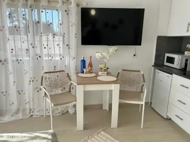 Reel Apartments - Studio de luxe | Espagne, Costa Blanca, Torrevieja - appartement Table à manger avec TV