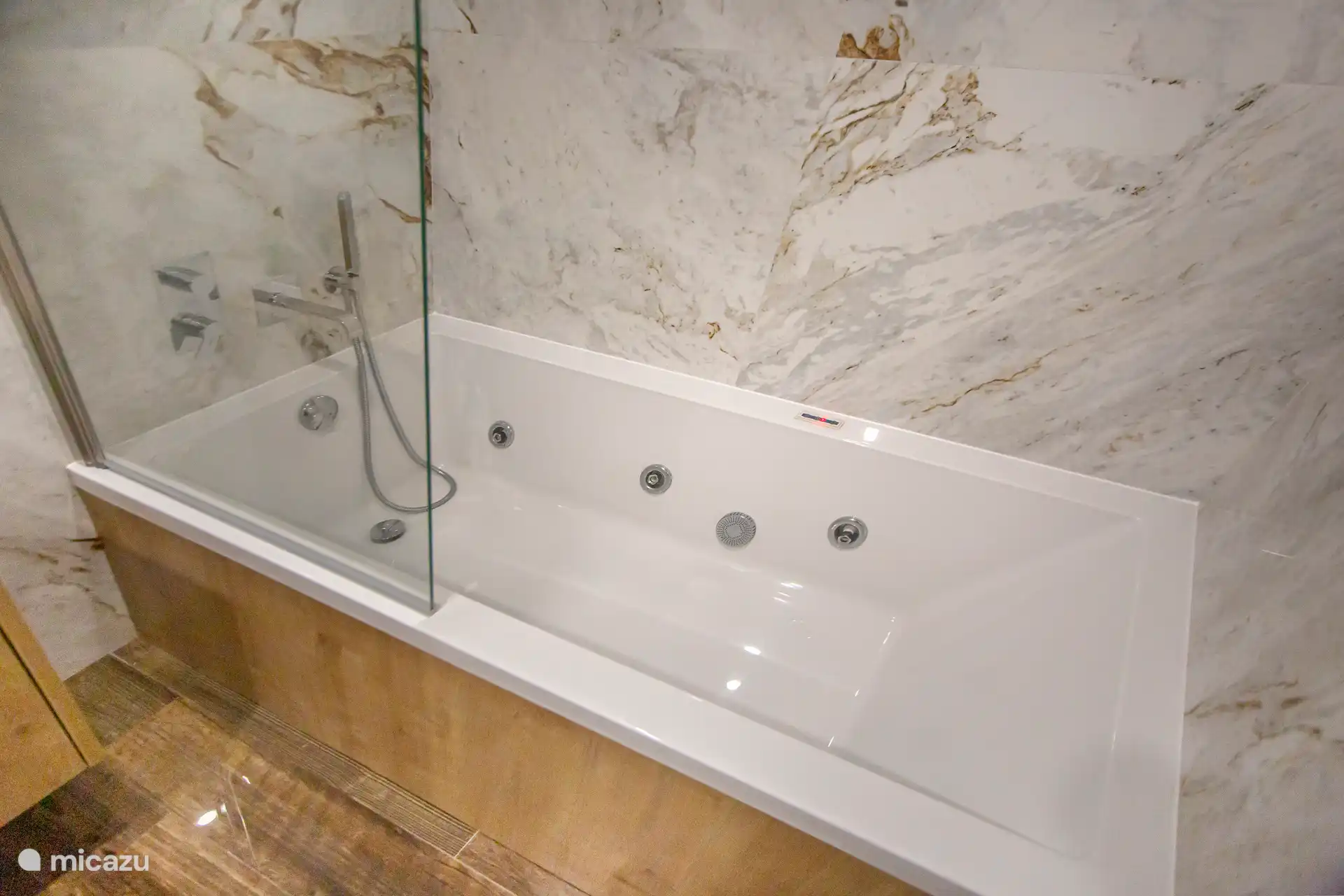 Baño principal con bañera