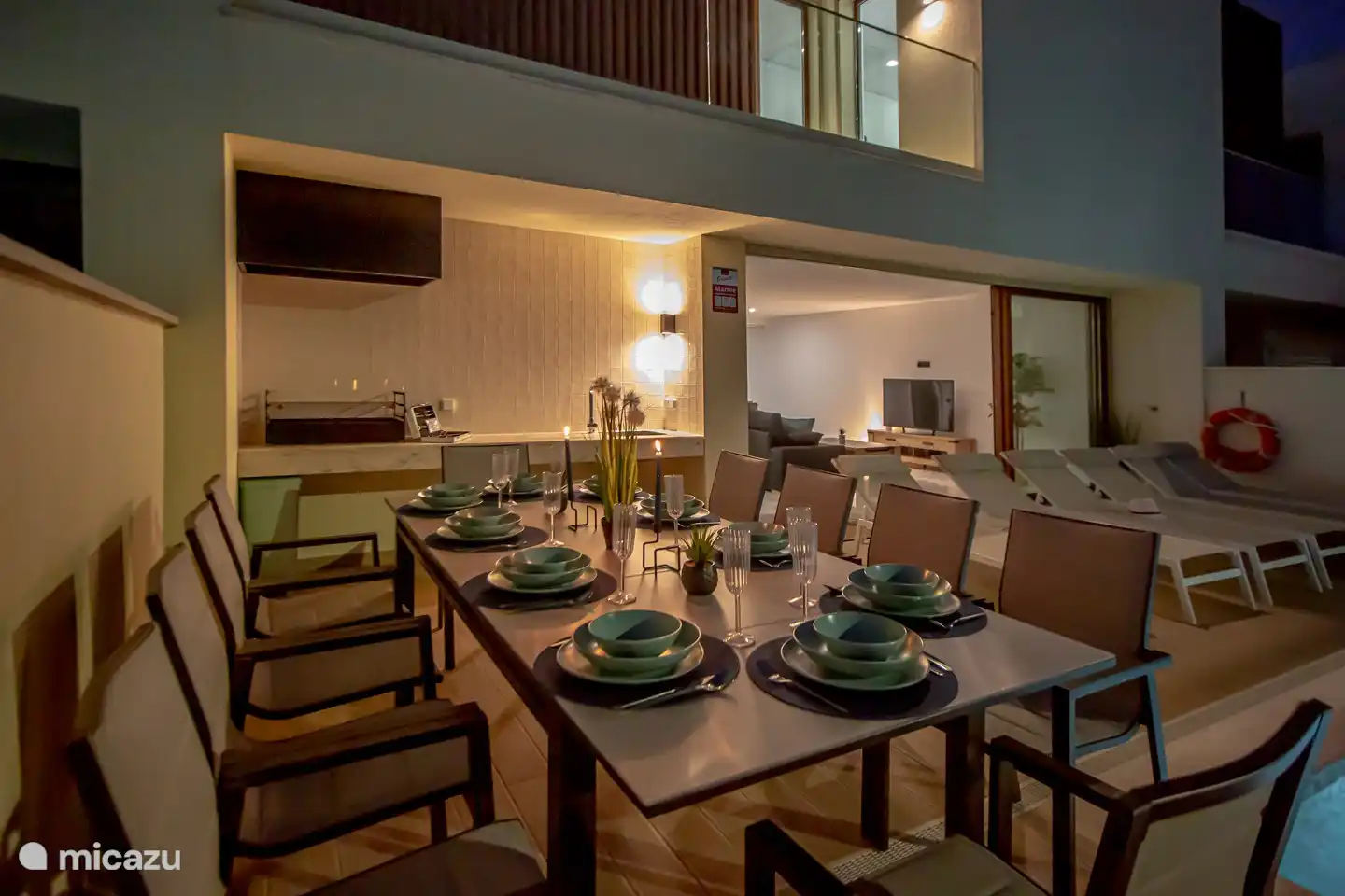 Comedor en la piscina 