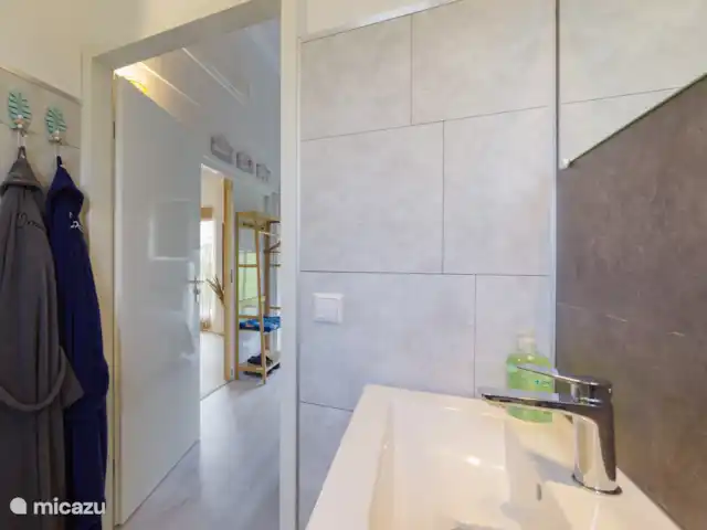 Villapark de Oesterbaai - 68 en Países Bajos, Zelanda, Wemeldinge - casa vacacional El baño 1 está adyacente al dormitorio 1.