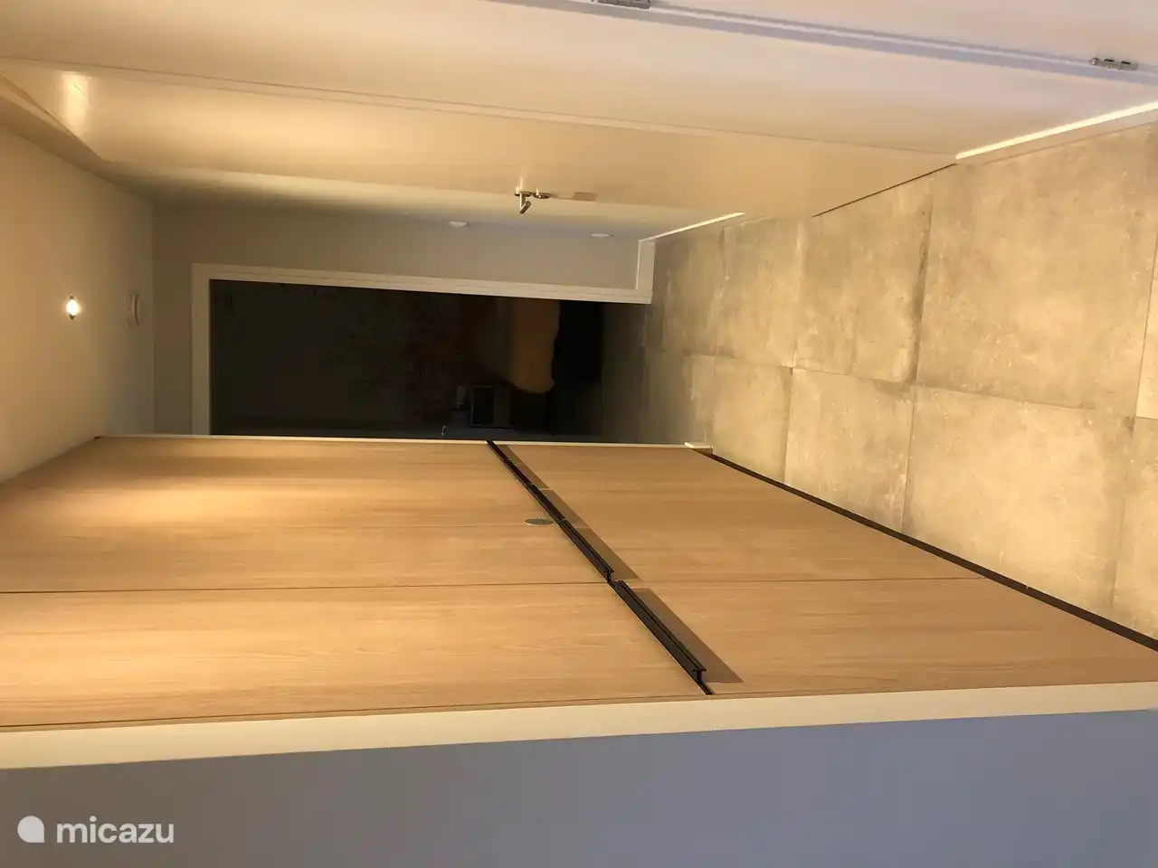 Der Flur hinter der Küche. Es gibt eine Schrankwand mit Garderobe, Gefrierschrank und ausreichend Stauraum. Angrenzend befinden sich auch die Toilette, das Badezimmer und 2 Schlafzimmer.