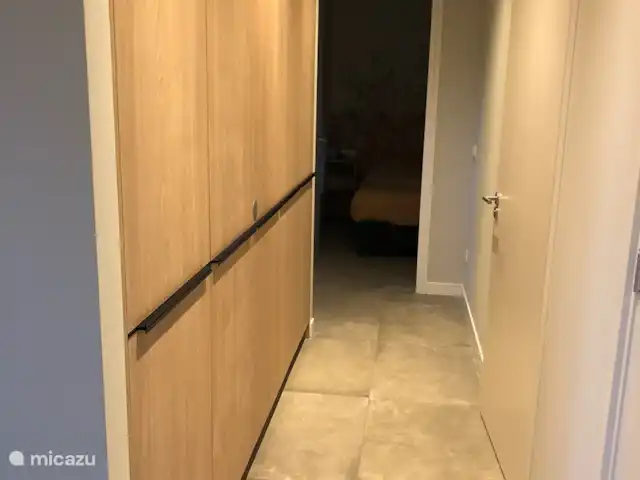 De Boschkerhook huren in Nederland, Gelderland, Vragender - vakantiehuis Het gangetje achter de keuken. Er is een kastenwand met garderobe, diepvries en voldoende opbergruimte. Tevens aangrenzend het toilet, de badkamer en de 2 slaapkamers.