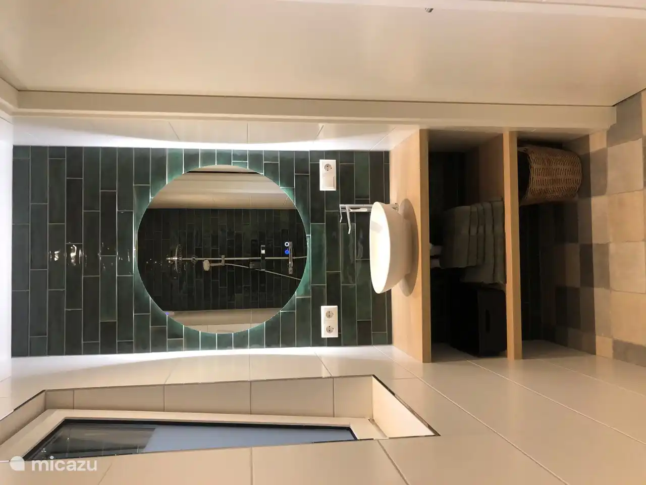 Das Badezimmer mit ebenerdiger Dusche