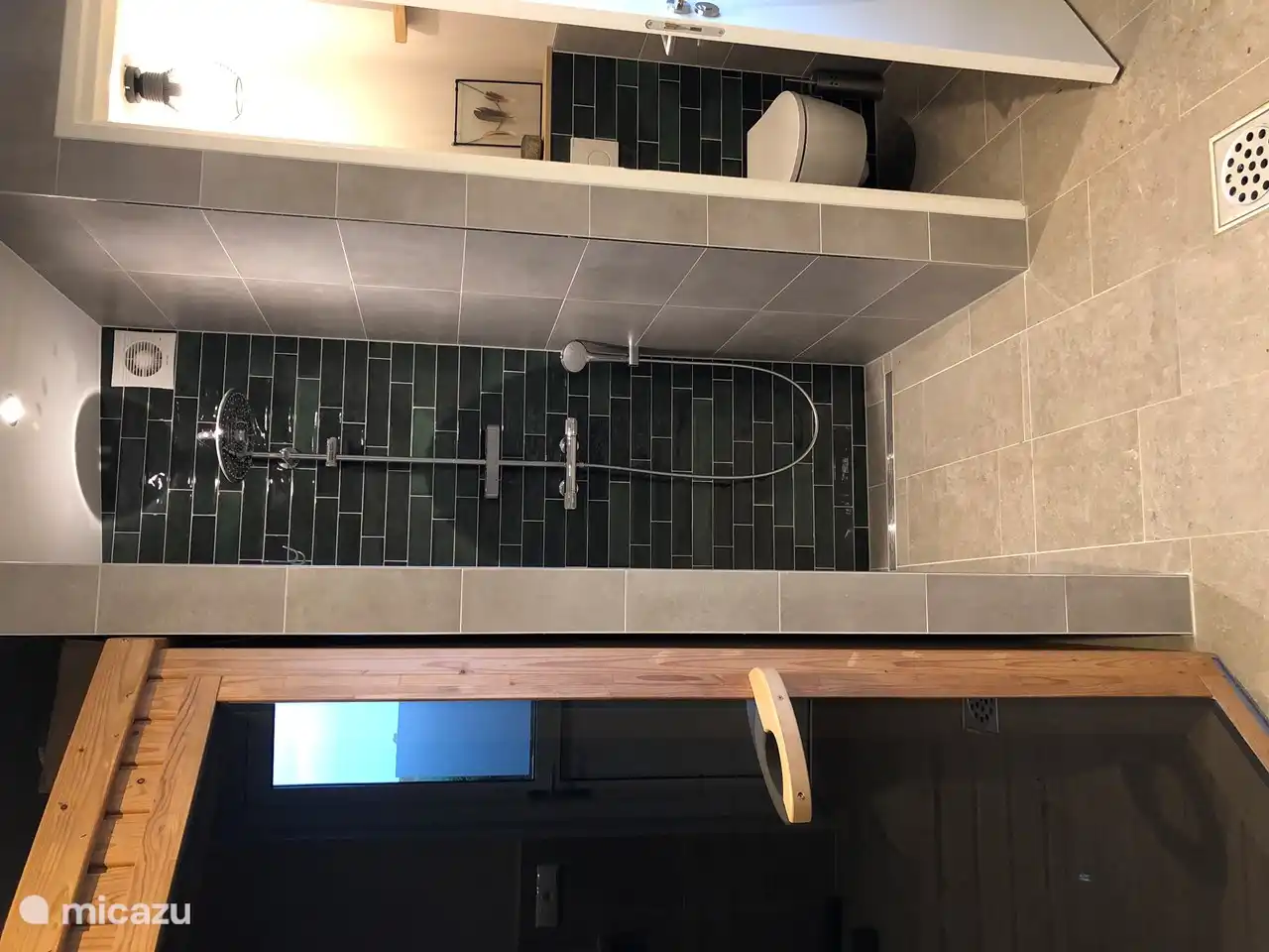 Das multifunktionale Nebengebäude. Dieses ist mit einer finnischen Sauna, Dusche und WC ausgestattet. Es gibt eine Waschmaschine und Fahrräder können untergestellt werden.