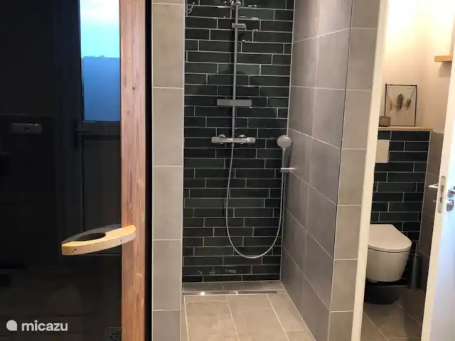 De Boschkerhook huren in Nederland, Gelderland, Vragender - vakantiehuis Het multi-functionele bijgebouw. Deze is uitgerust met Finse sauna, douche en toilet. Er staat een wasmachine en er kunnen fietsen gestald worden.