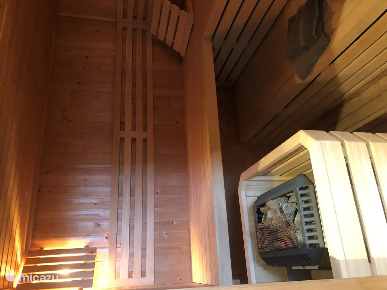 Es ist schön, in der finnischen Sauna zu entspannen!