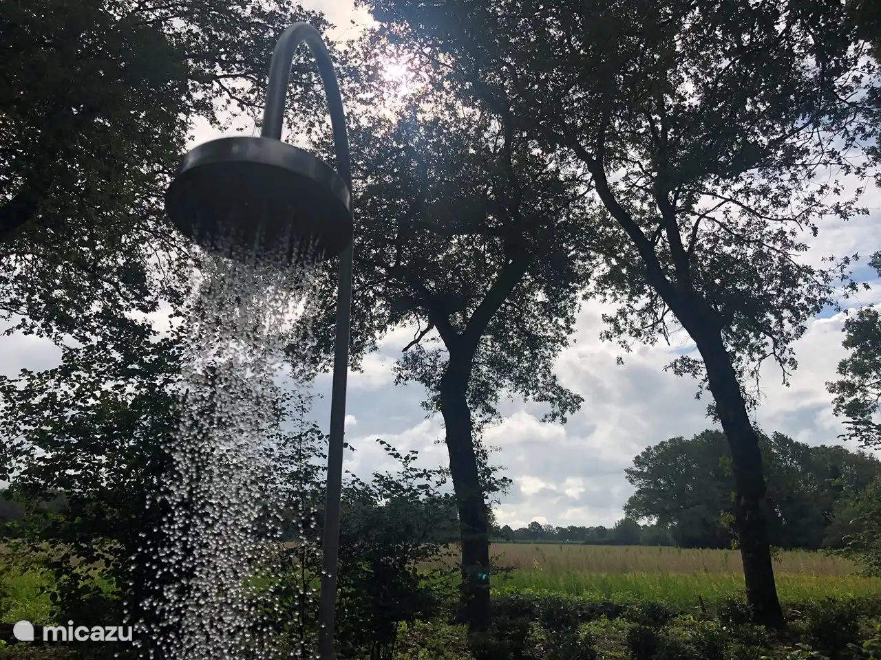 An heißen Tagen und nach einer Runde in der Sauna können Sie sich in der Außendusche erfrischen. Wieder mit Aussicht!