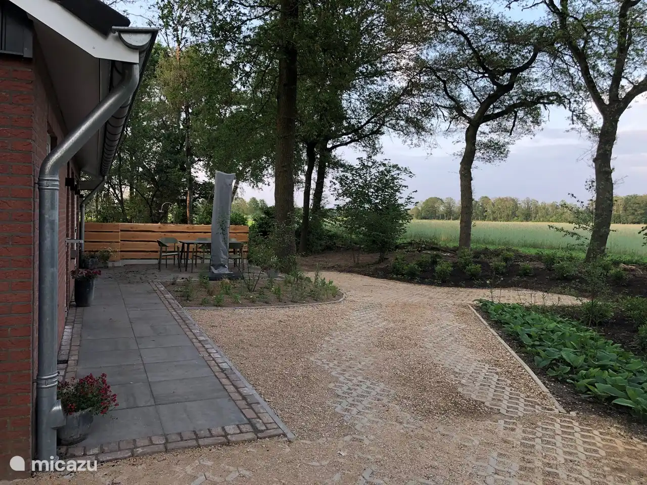 Blick über das Feld, wo Fasane und Hirsche gesichtet werden können.