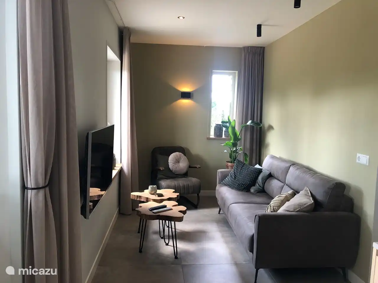 Die Sitzecke mit Smart-TV