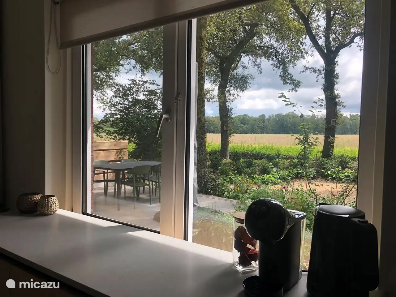 Die Kaffeeecke mit Aussicht. Es stehen sowohl eine Filterkaffeemaschine als auch eine Dolce-Gusto-Maschine zur Verfügung